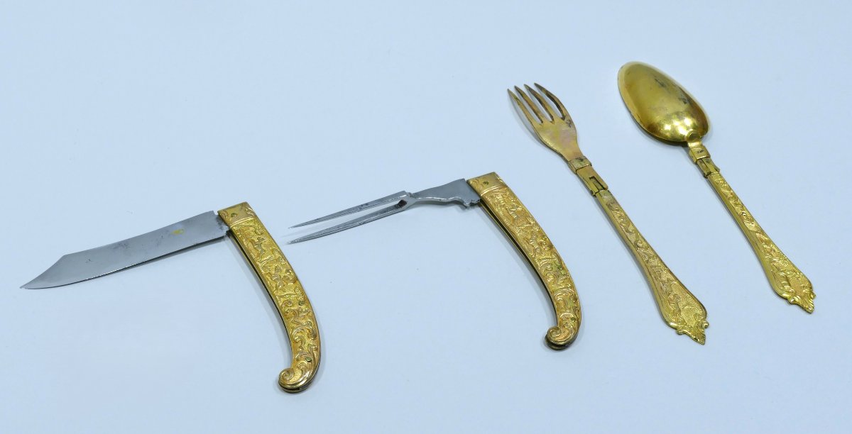 Nécessaire allemand en acier et cuivre doré à décor de chasse datable vers 1700-photo-3