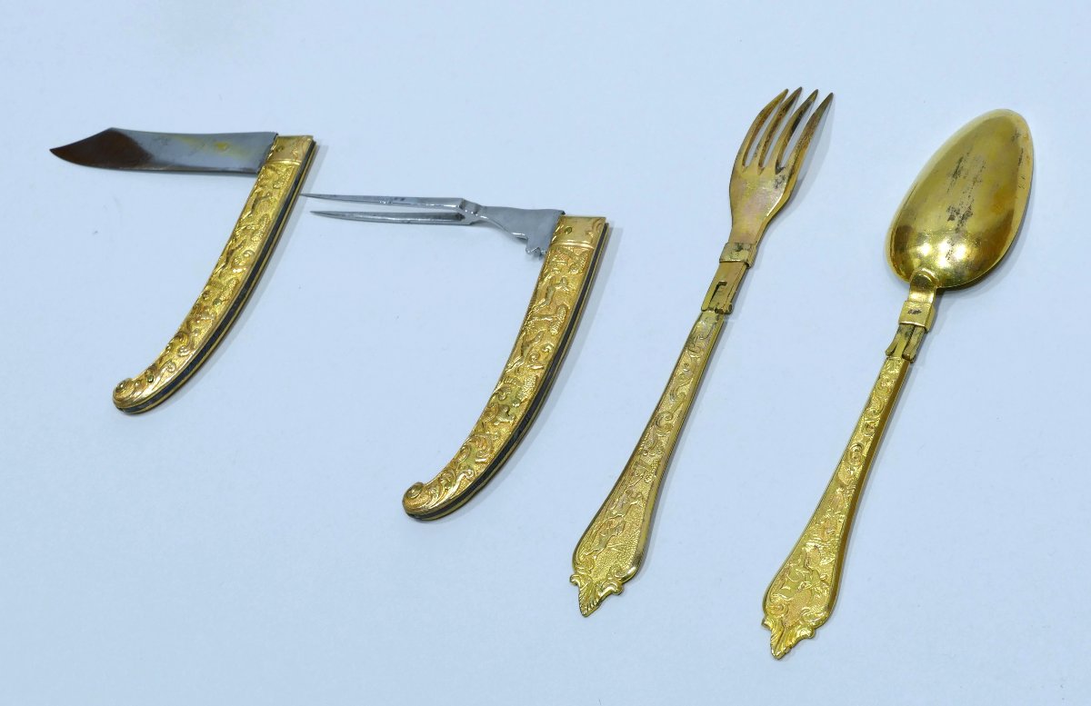 Nécessaire allemand en acier et cuivre doré à décor de chasse datable vers 1700-photo-4