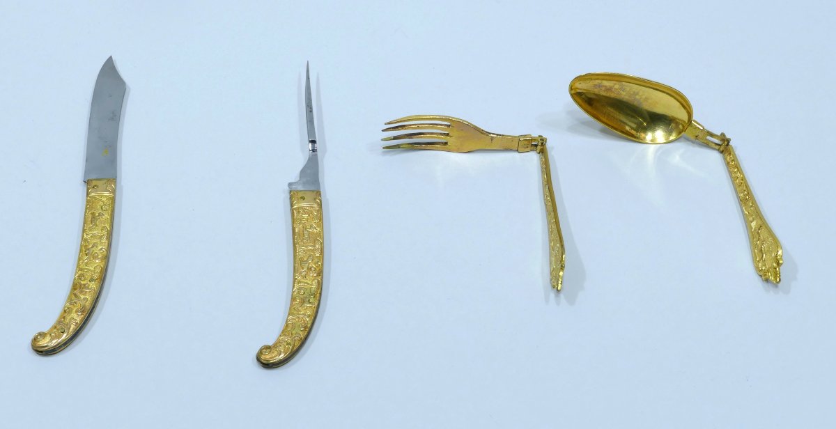 Nécessaire allemand en acier et cuivre doré à décor de chasse datable vers 1700-photo-1