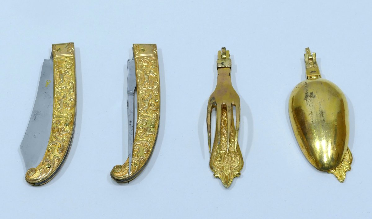 Nécessaire allemand en acier et cuivre doré à décor de chasse datable vers 1700-photo-2