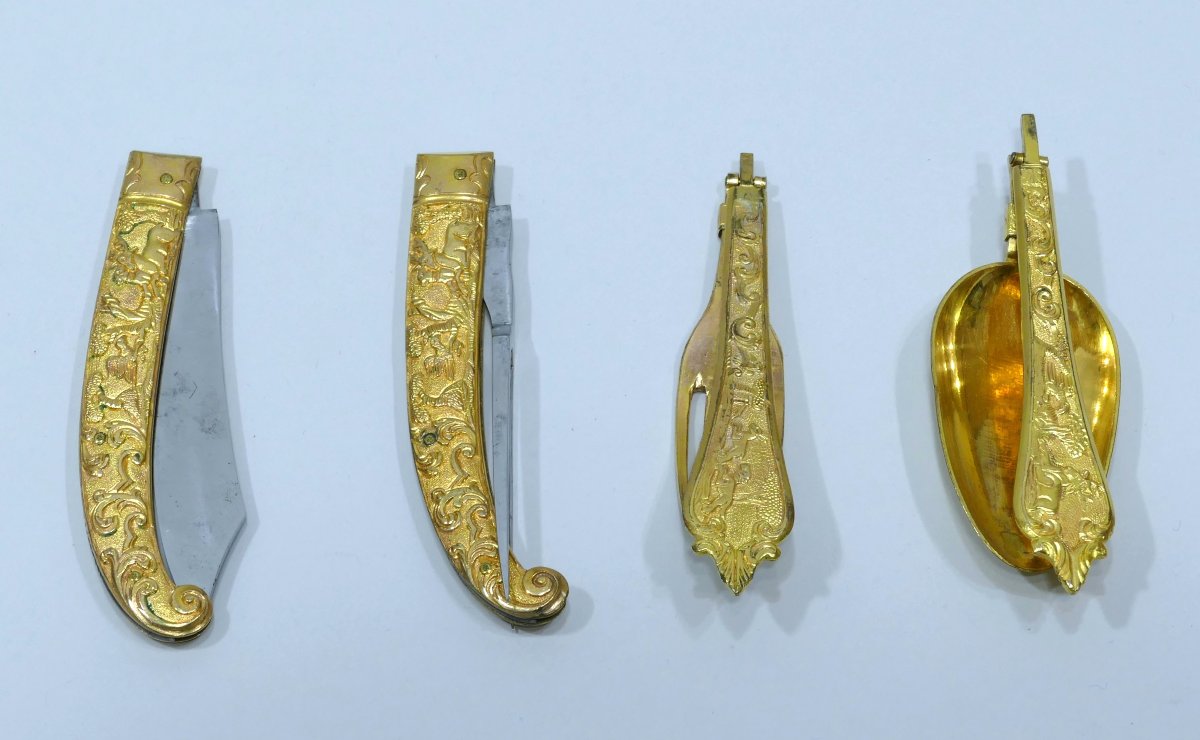 Nécessaire allemand en acier et cuivre doré à décor de chasse datable vers 1700-photo-3