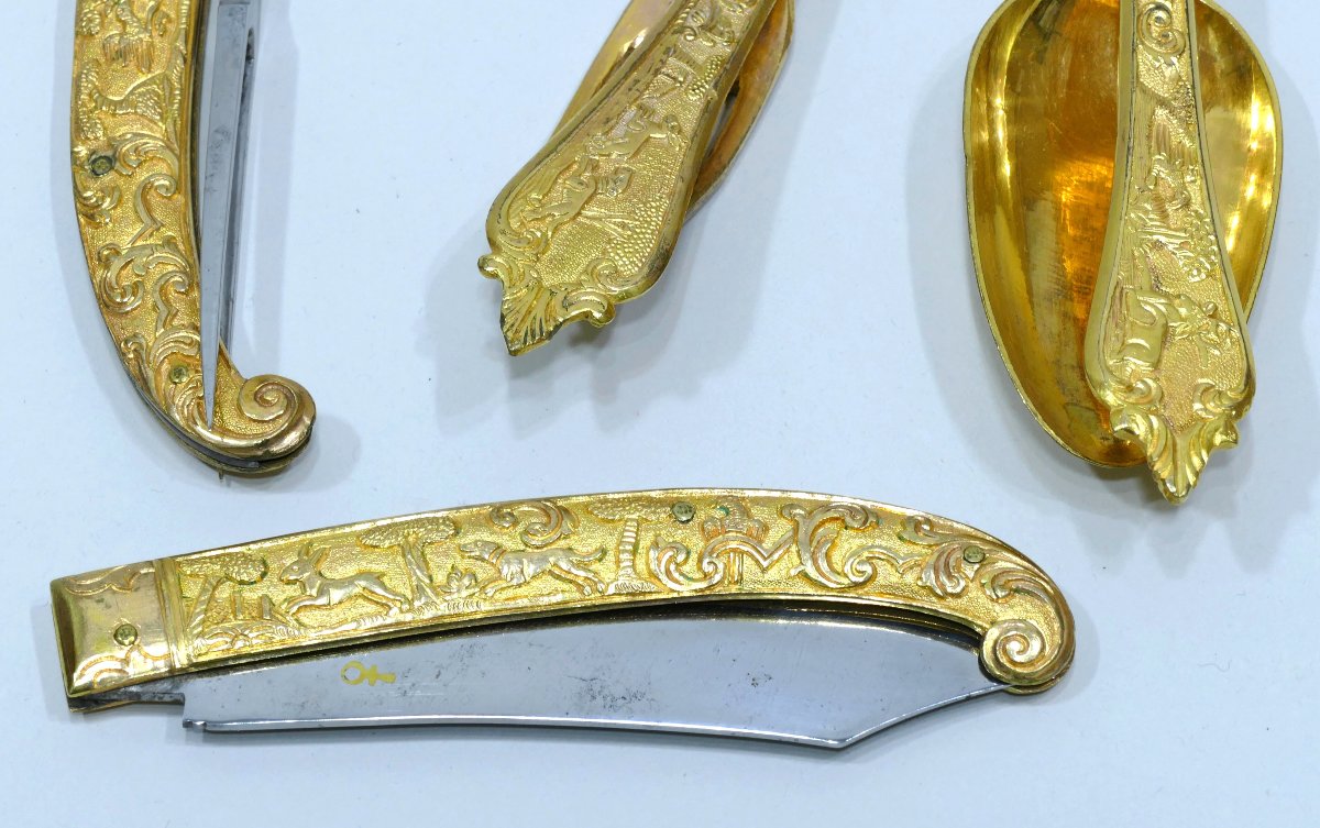 Nécessaire allemand en acier et cuivre doré à décor de chasse datable vers 1700-photo-4