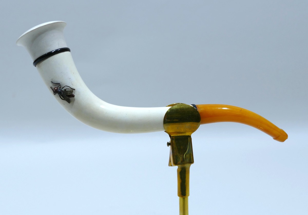 Fume-cigarette en écume et jais avec rare décor d'une mouche en argent