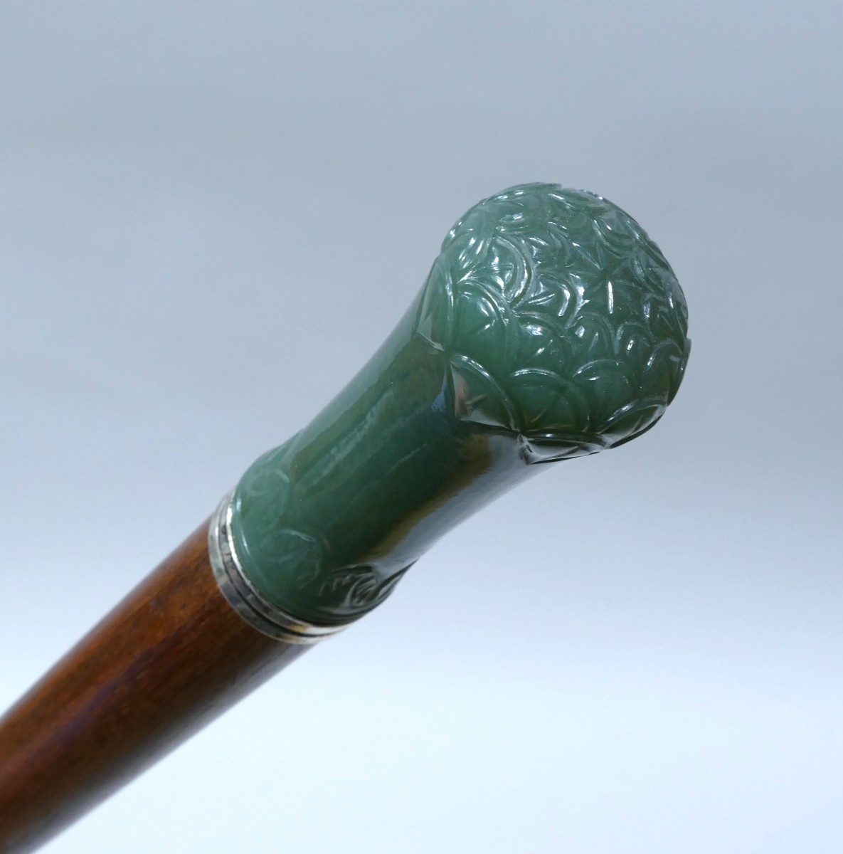 Canne de collection du 19ème siècle avec pommeau en jade sculpté de fleurs