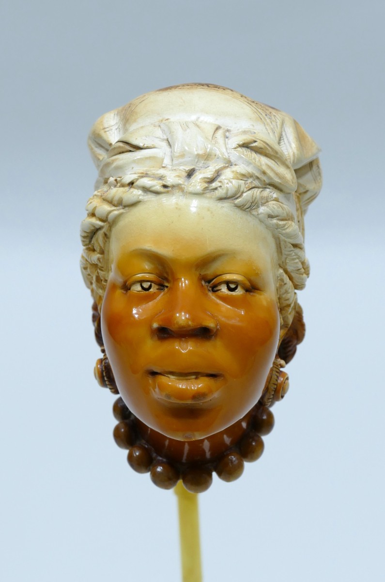 Pipe en écume de mer représentant une jolie femme africaine signée Krebs Paris