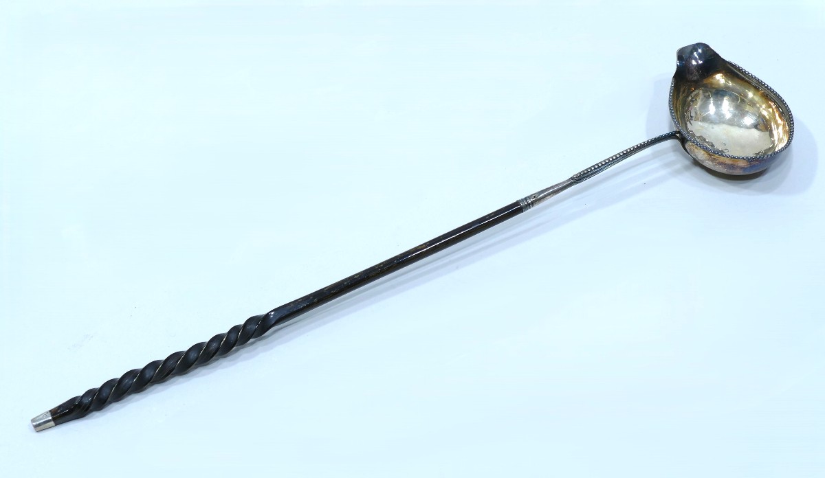 Louche à punch en argent et fanon de baleine datable du 18ème siècle