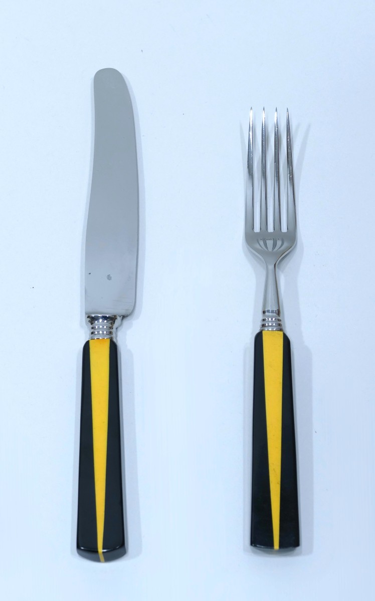 Couteau et fourchette à manches en bakélite bicolore datable des années 1930