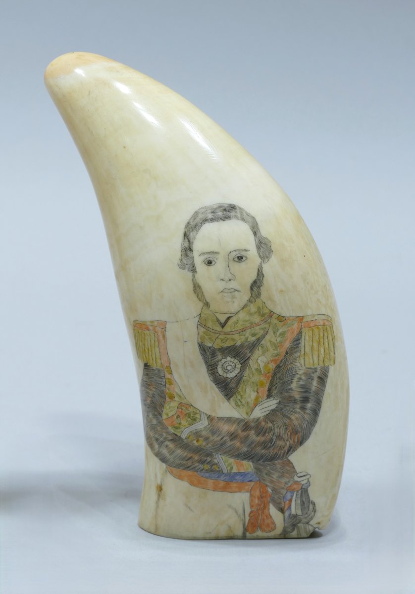 Puissante paire de dents de cachalot du 19ème siècle représentant deux couples-photo-3