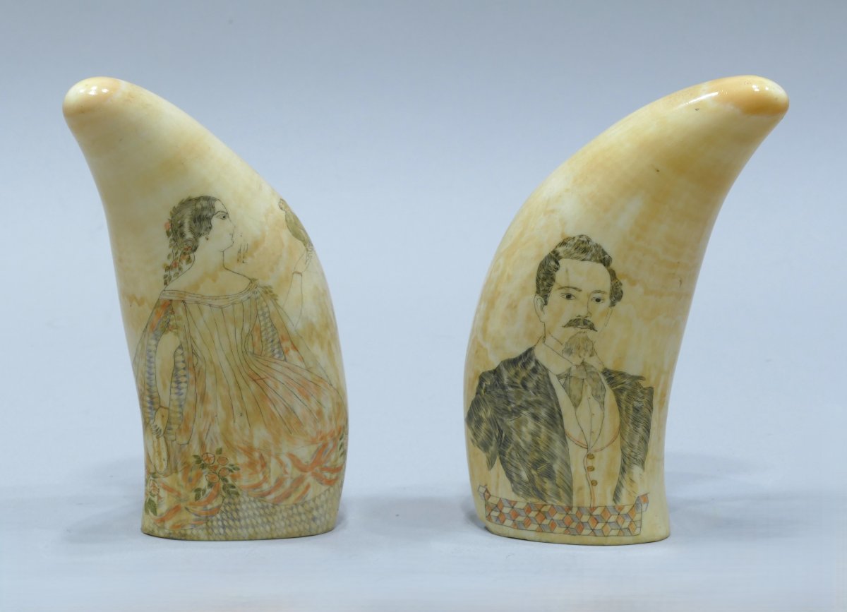 Puissante paire de dents de cachalot du 19ème siècle représentant deux couples-photo-4