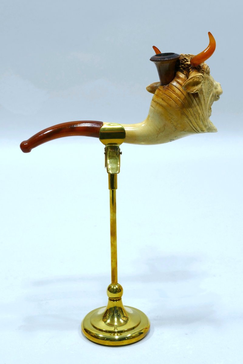 Fume cigarette en écume de mer représentant la tête d’un taureau avec ses cornes en ambre-photo-1