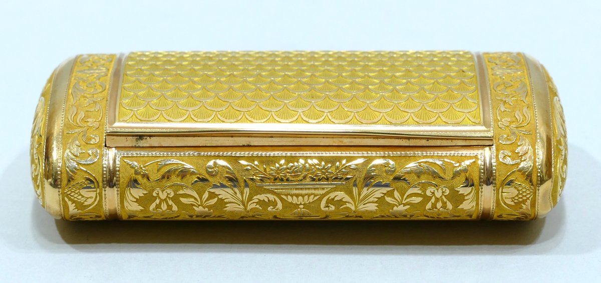 Boite en or de section ovale datable entre 1819 et 1838-photo-3