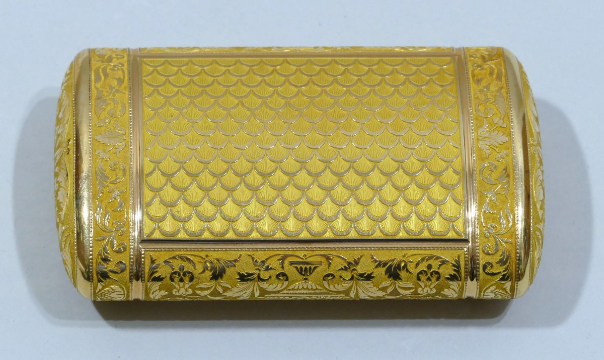 Boite en or de section ovale datable entre 1819 et 1838-photo-6