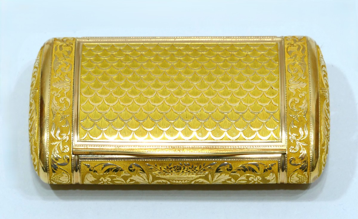 Boite en or de section ovale datable entre 1819 et 1838