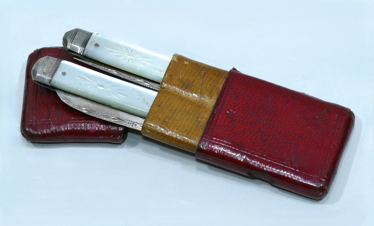 A Red Morocco Leather Picnic Set Of English Origin, Dating From Between 1795 And 1805-photo-3