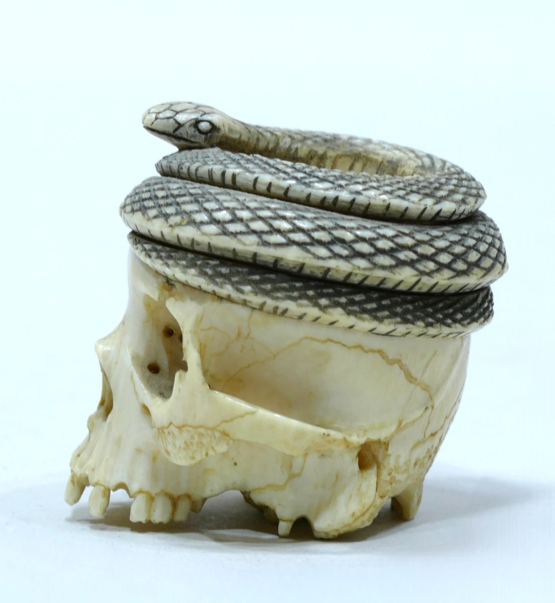 Memento Mori en ivoire d'origine japonaise datable de la fin du 19ème siècle-photo-2