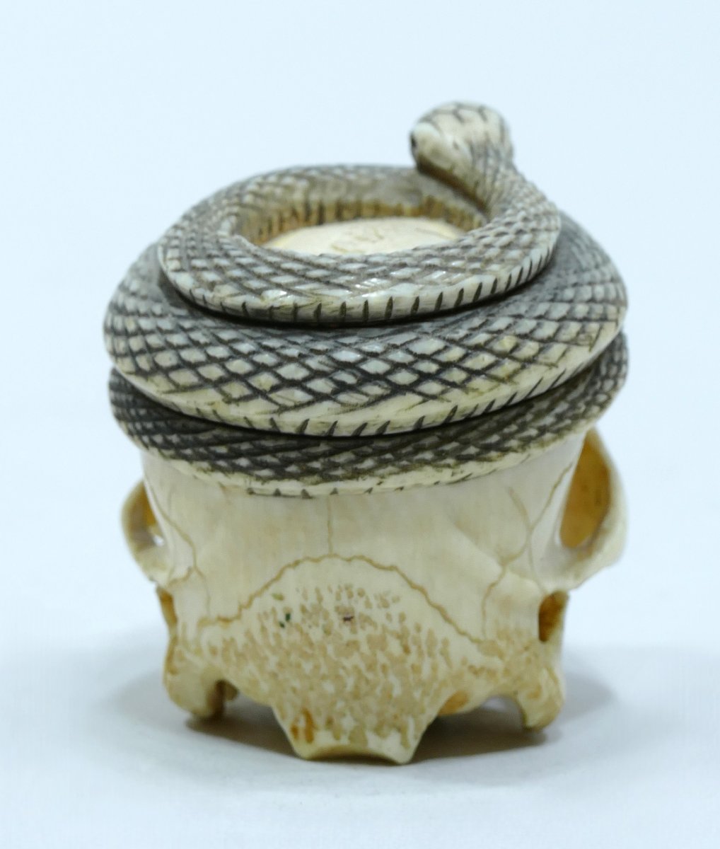 Memento Mori en ivoire d'origine japonaise datable de la fin du 19ème siècle-photo-3