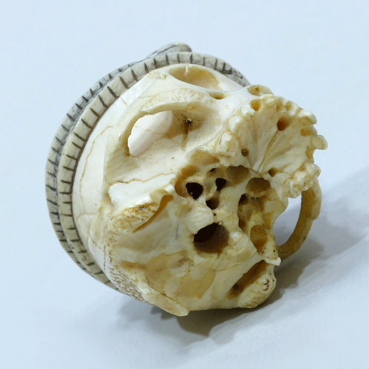 Memento Mori en ivoire d'origine japonaise datable de la fin du 19ème siècle-photo-1