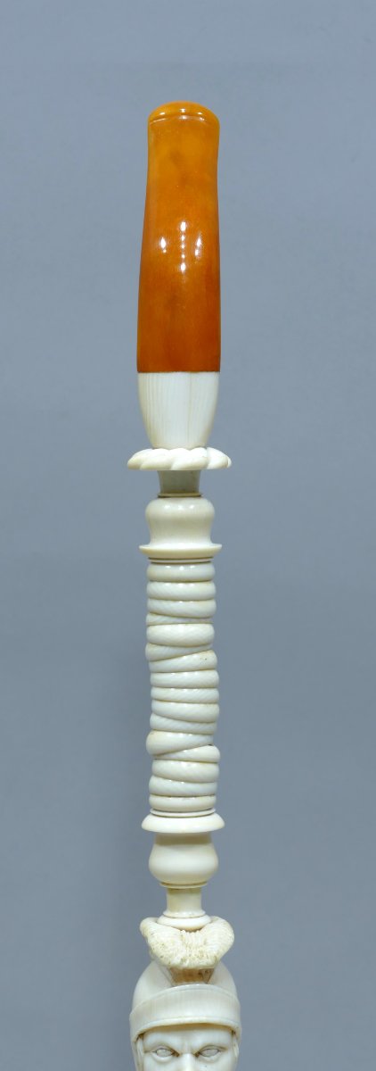 Tuyau de pipe en ivoire du 19ème siècle sculpté de scènes de combats-photo-2