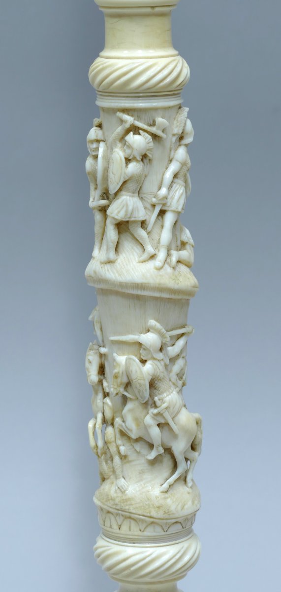 Tuyau de pipe en ivoire du 19ème siècle sculpté de scènes de combats-photo-1