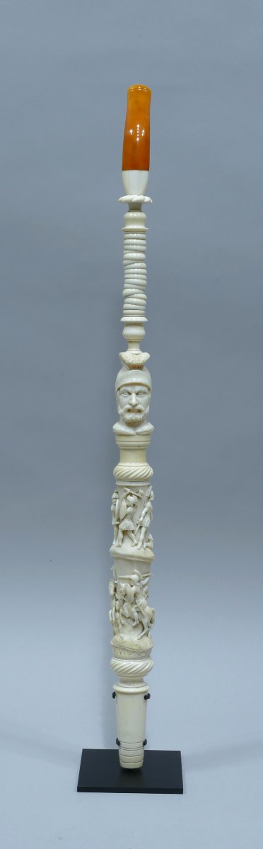 Tuyau de pipe en ivoire du 19ème siècle sculpté de scènes de combats