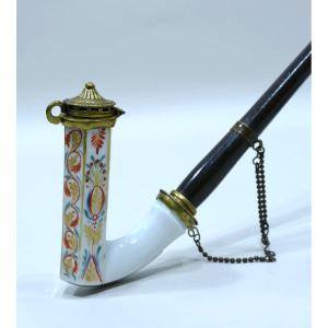 Pipe en porcelaine à décor de fleurs polychromes datable du 19ème siècle