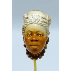 Pipe en écume de mer représentant une jolie femme africaine signée Krebs Paris