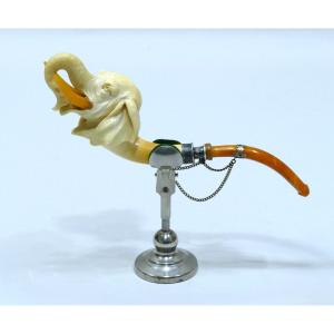 Fume-cigare en écume de mer représentant la tête d’un éléphant avec ses défenses en ambre.