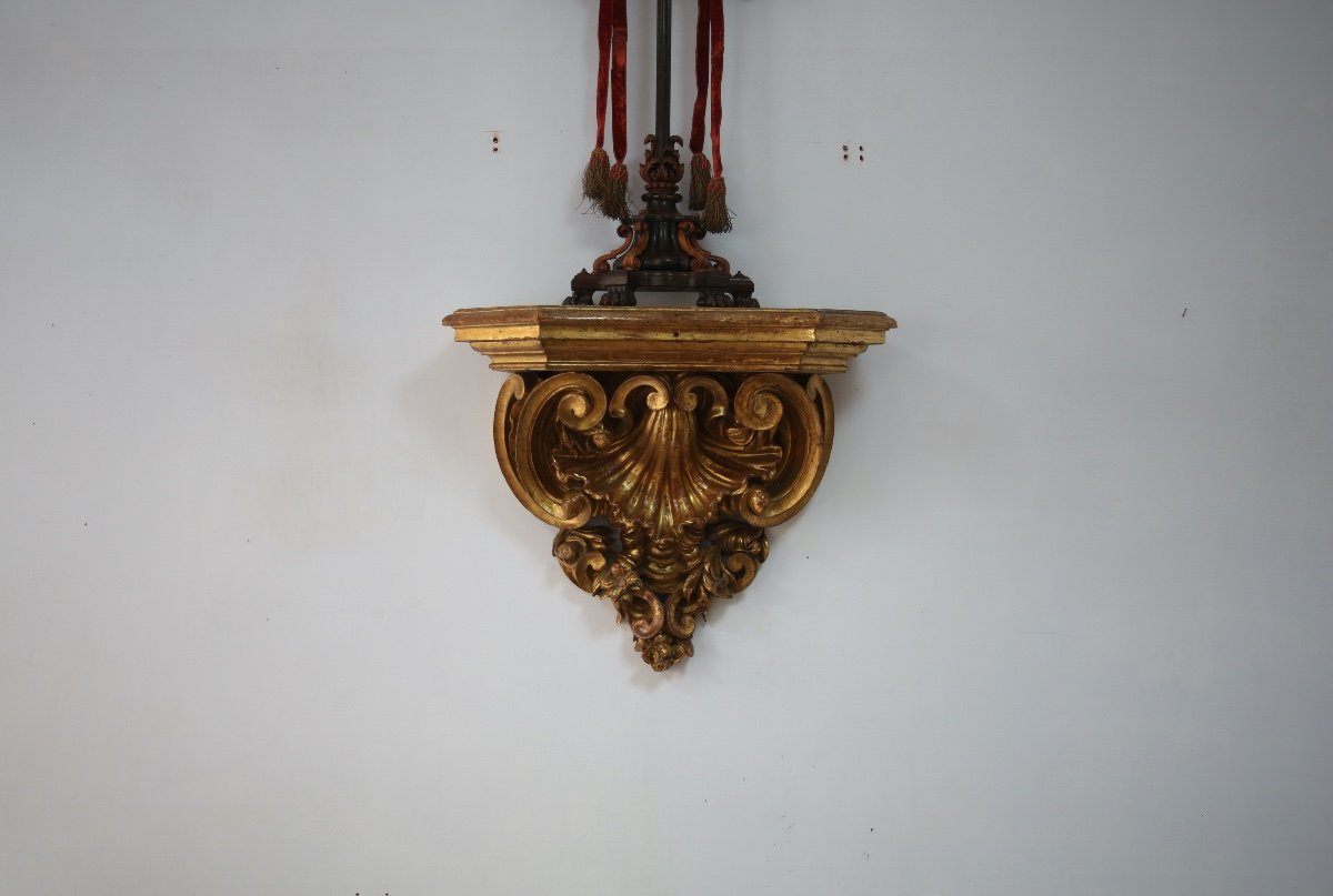 Grande console d'applique en bois doré, travail Italien de style Baroque.