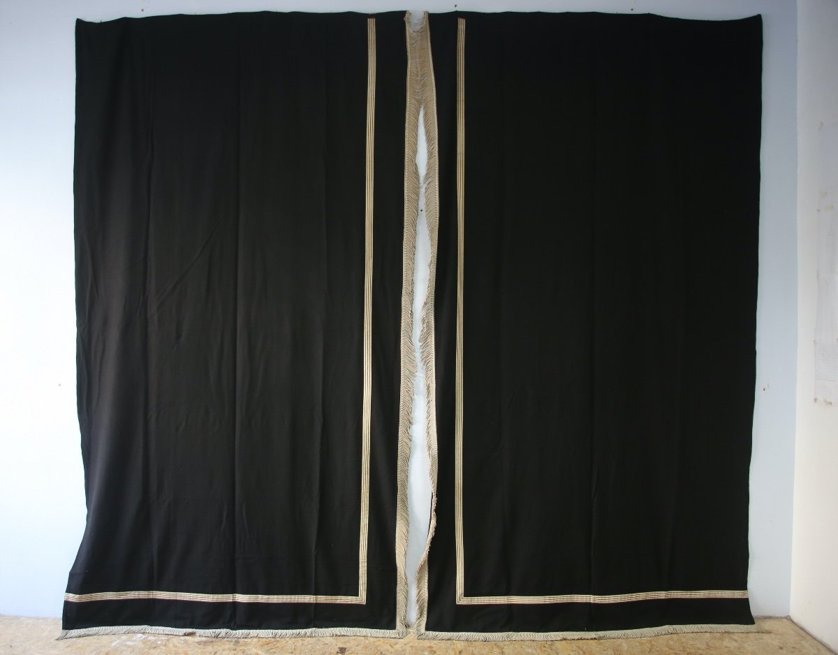 Grande paire de doubles rideaux en drap de laine noirs et passementerie argentée.-photo-2