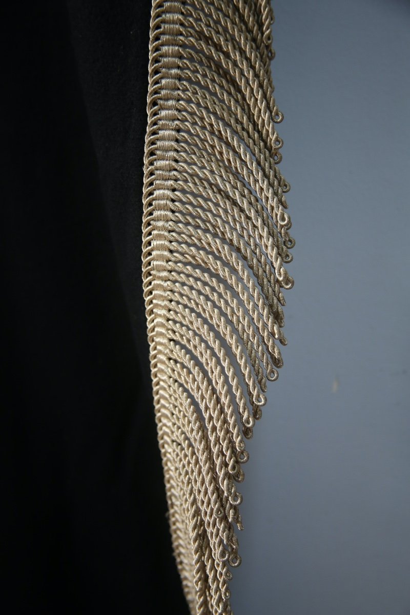 Grande paire de doubles rideaux en drap de laine noirs et passementerie argentée.-photo-4
