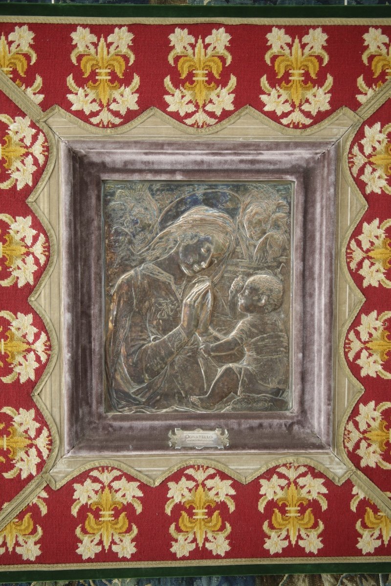 Madone d'après Donatello en cuivre repoussé, tapisserie au Point, fin XIXe.-photo-4