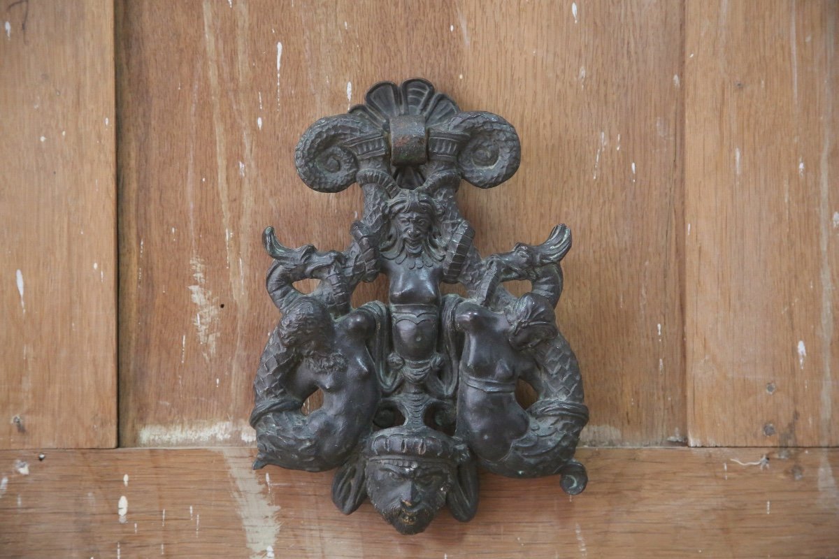 Heurtoir à décor de grotesques en Bronze patiné, XIXe