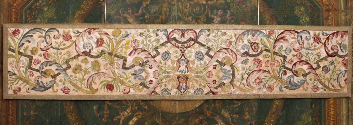 Panneau à broderies de soie, fin XIXe 