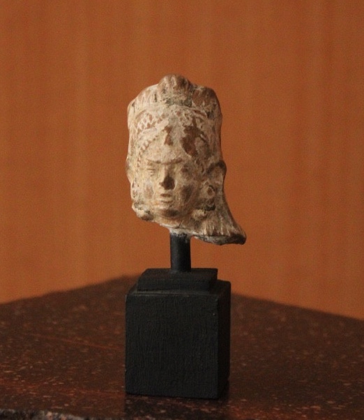 Tête féminine antique en terre cuite, période hellénistique