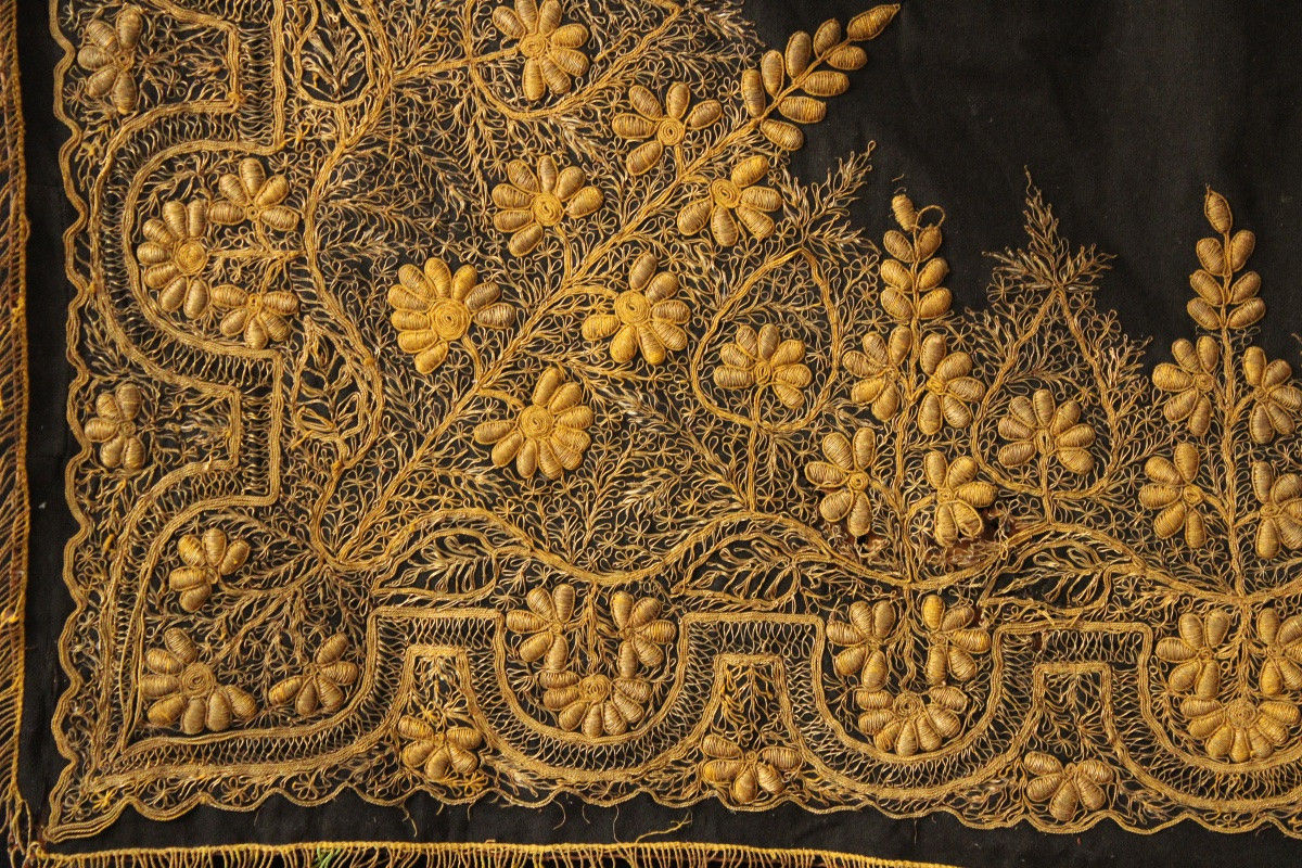  Tapis de table, broderies et passementeries fils dorés, XIXème siècle-photo-2