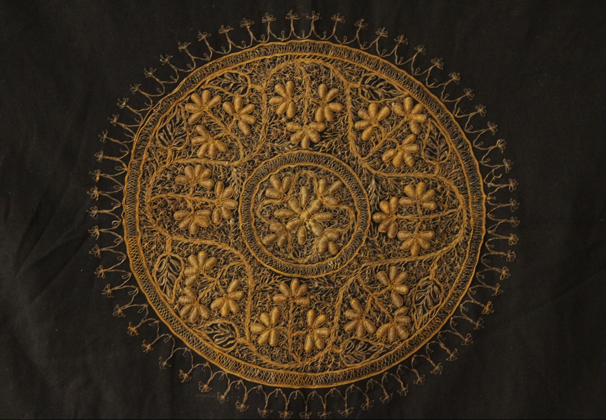  Tapis de table, broderies et passementeries fils dorés, XIXème siècle-photo-4