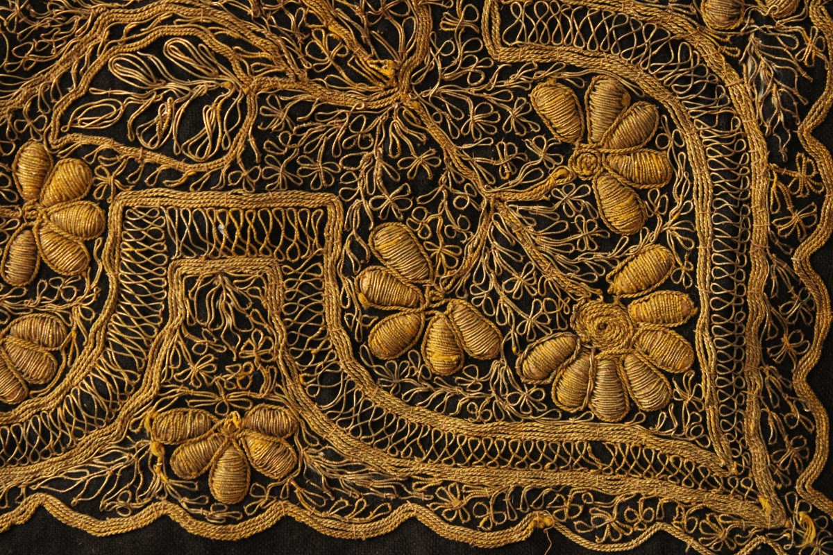  Tapis de table, broderies et passementeries fils dorés, XIXème siècle-photo-1
