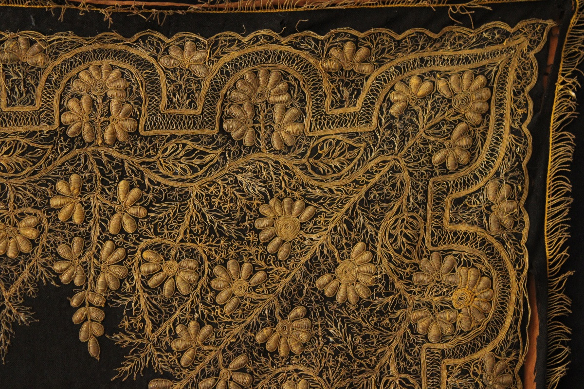  Tapis de table, broderies et passementeries fils dorés, XIXème siècle-photo-2