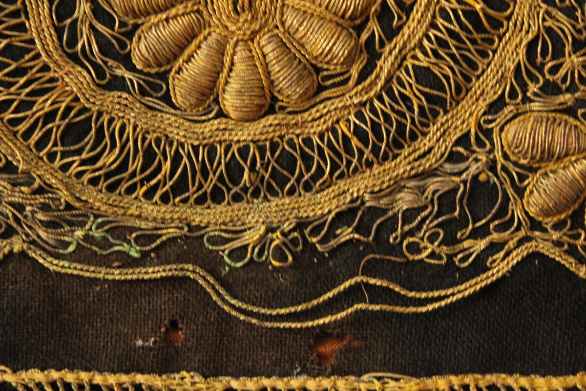  Tapis de table, broderies et passementeries fils dorés, XIXème siècle-photo-3