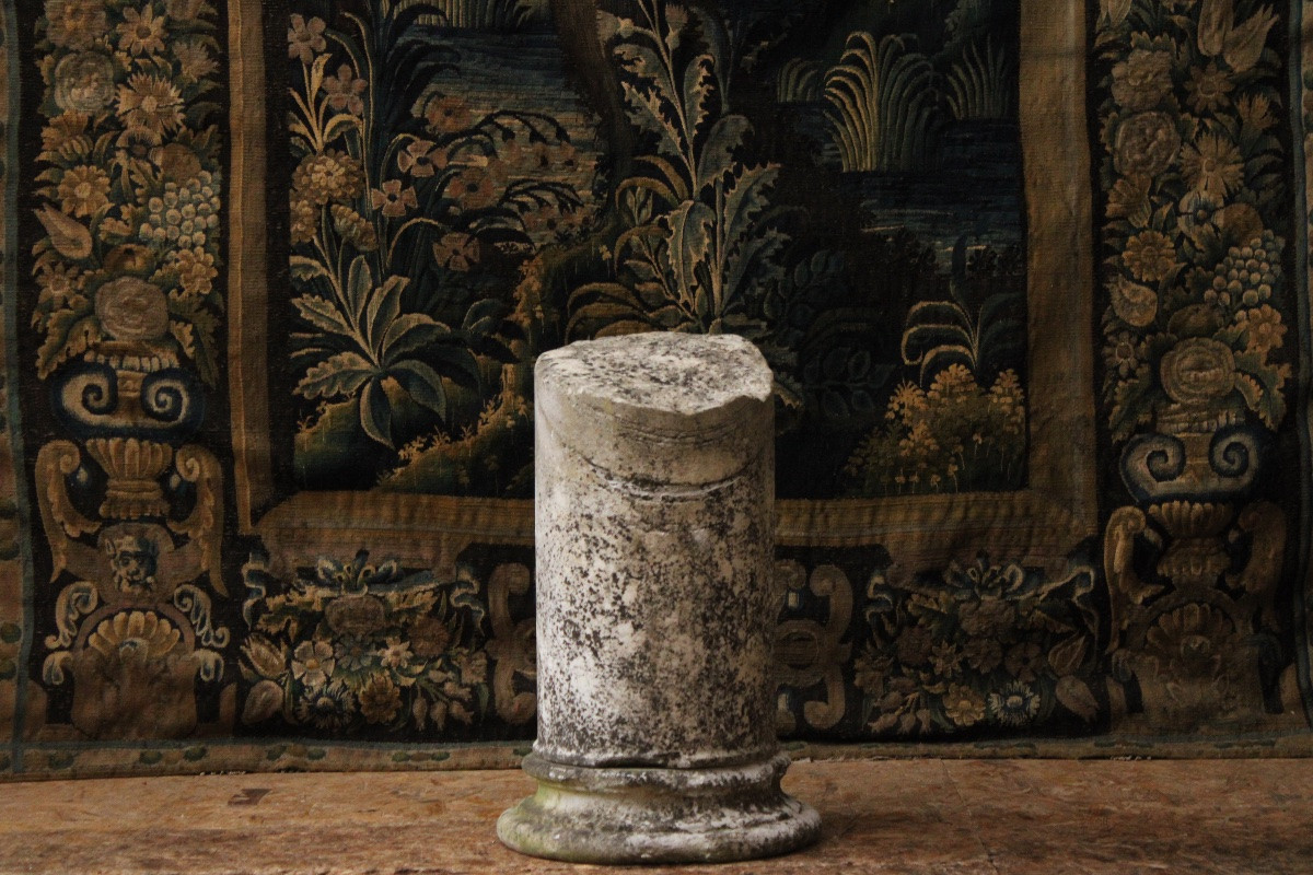Fragment de colonne en marbre blanc.-photo-3