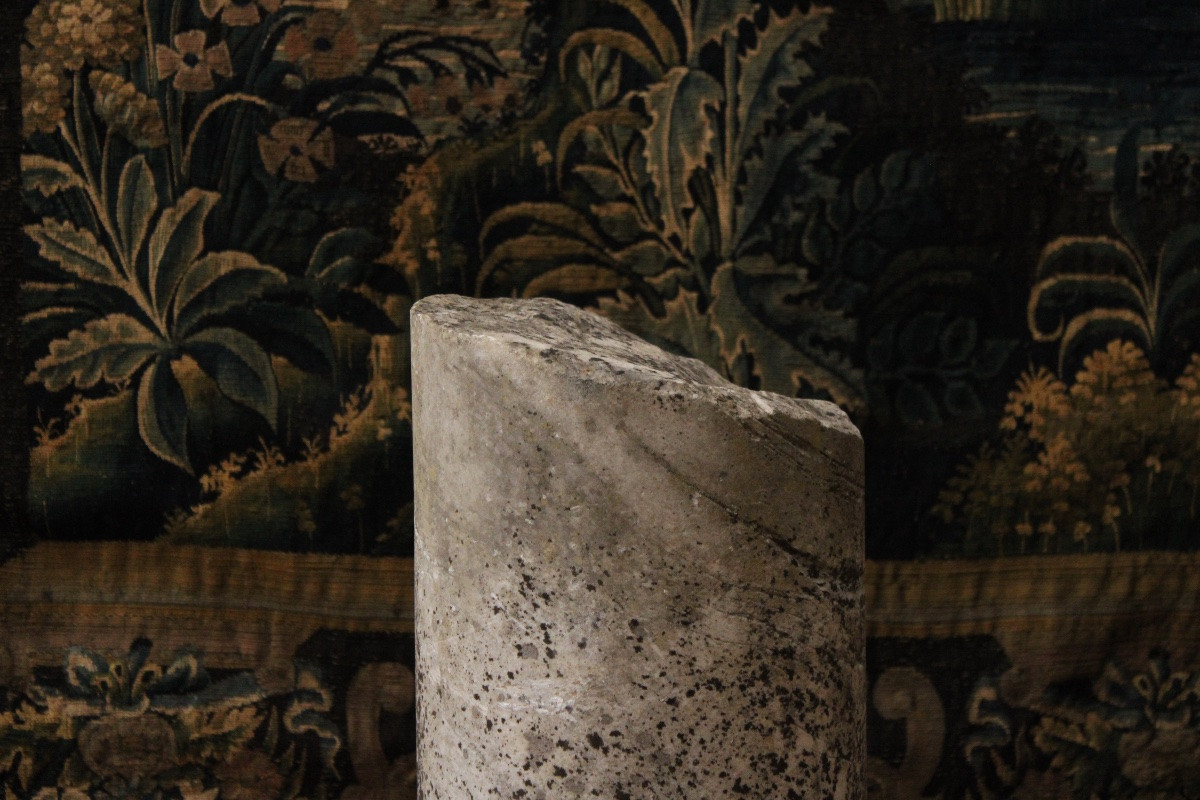 Fragment de colonne en marbre blanc.-photo-1