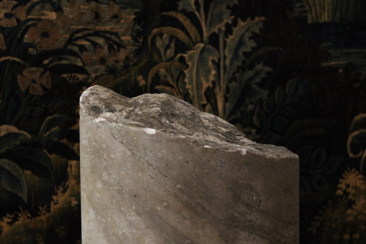 Fragment de colonne en marbre blanc.-photo-2