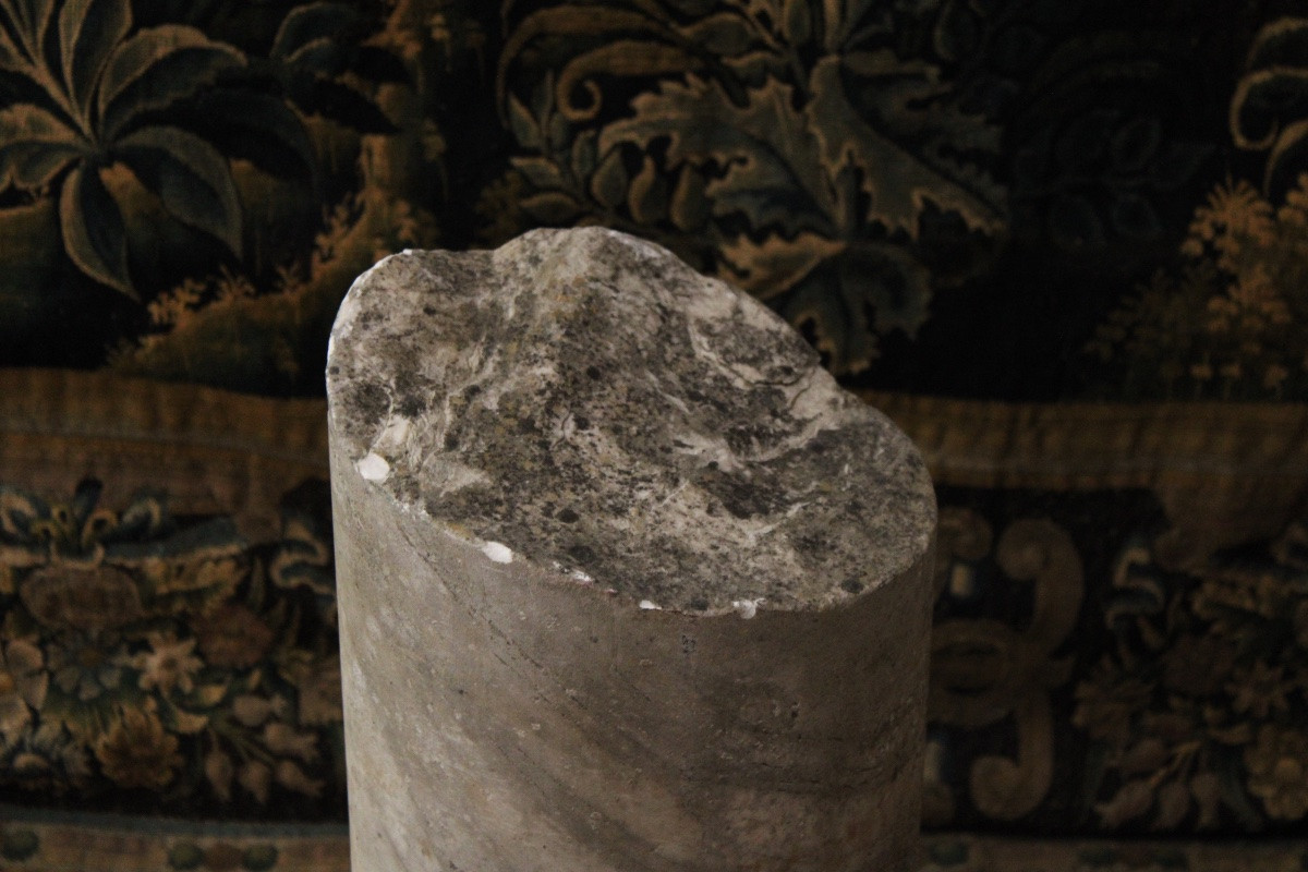 Fragment de colonne en marbre blanc.-photo-4