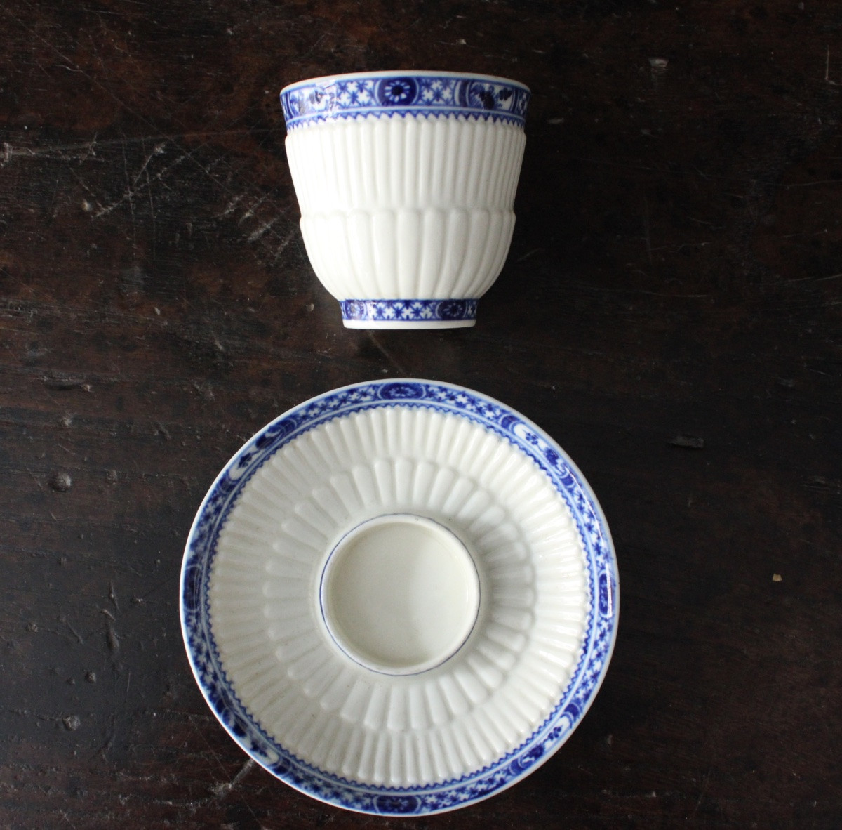 Tasse-trembleuse et sa soucoupe, porcelaine tendre de Saint-Cloud, vers 1710-1720.-photo-2