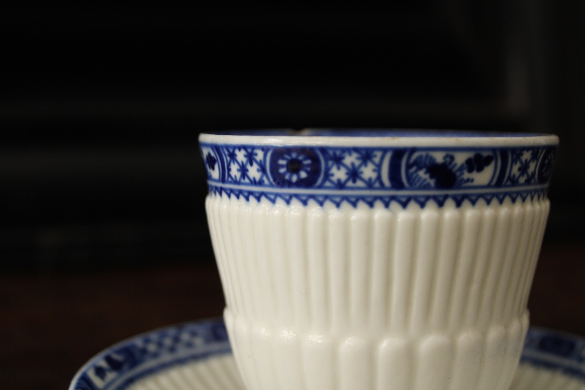 Tasse-trembleuse et sa soucoupe, porcelaine tendre de Saint-Cloud, vers 1710-1720.-photo-3