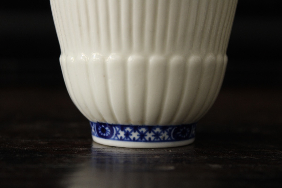 Tasse-trembleuse et sa soucoupe, porcelaine tendre de Saint-Cloud, vers 1710-1720.-photo-4