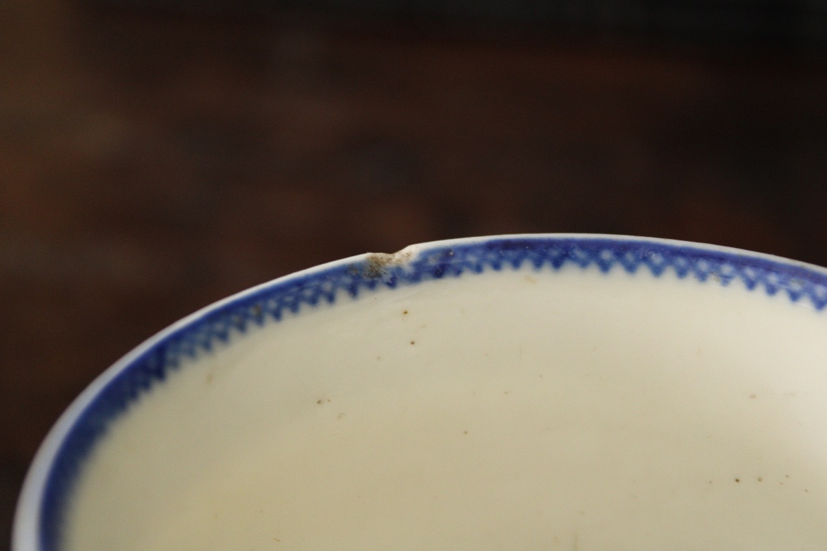 Tasse-trembleuse et sa soucoupe, porcelaine tendre de Saint-Cloud, vers 1710-1720.-photo-1