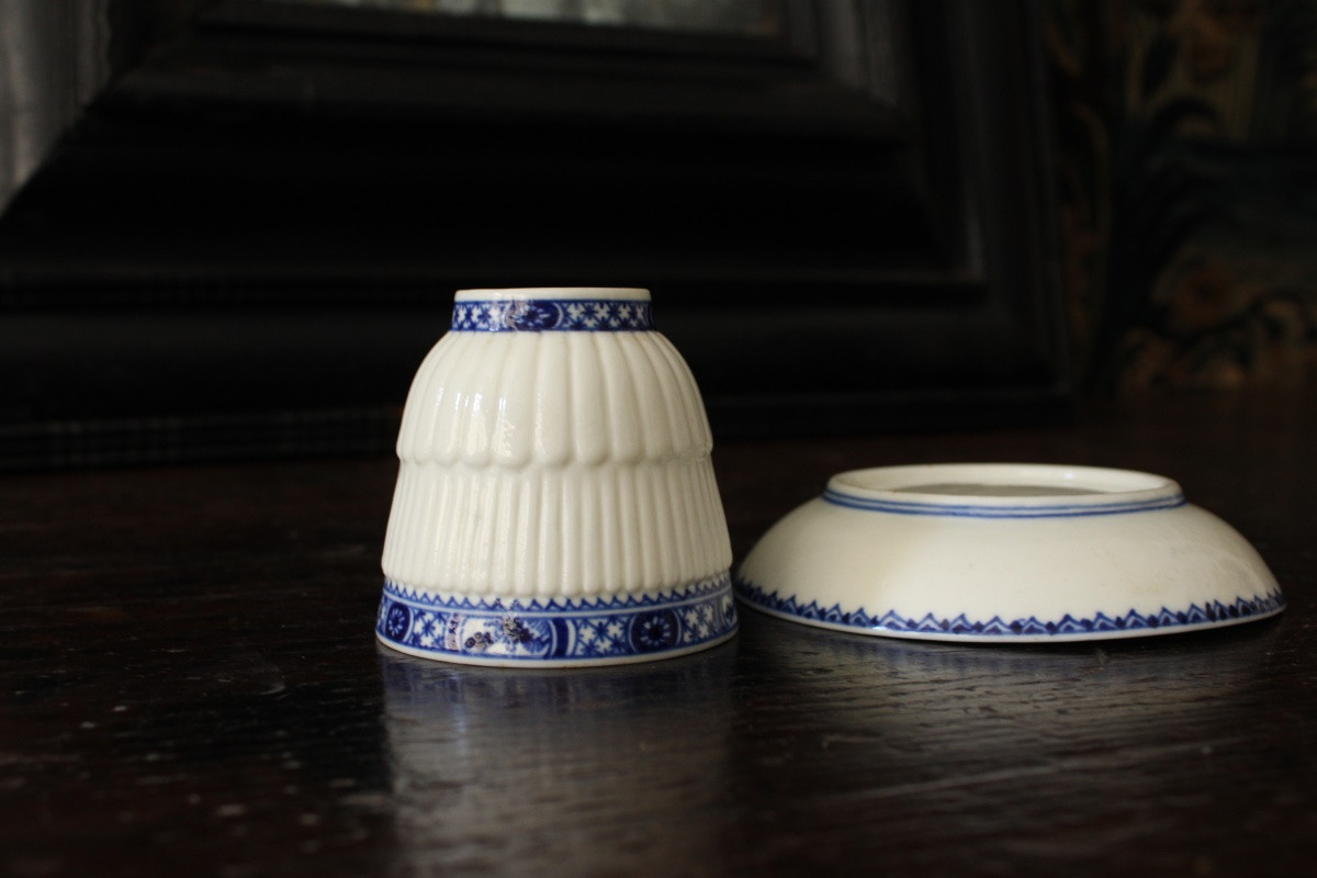 Tasse-trembleuse et sa soucoupe, porcelaine tendre de Saint-Cloud, vers 1710-1720.-photo-2