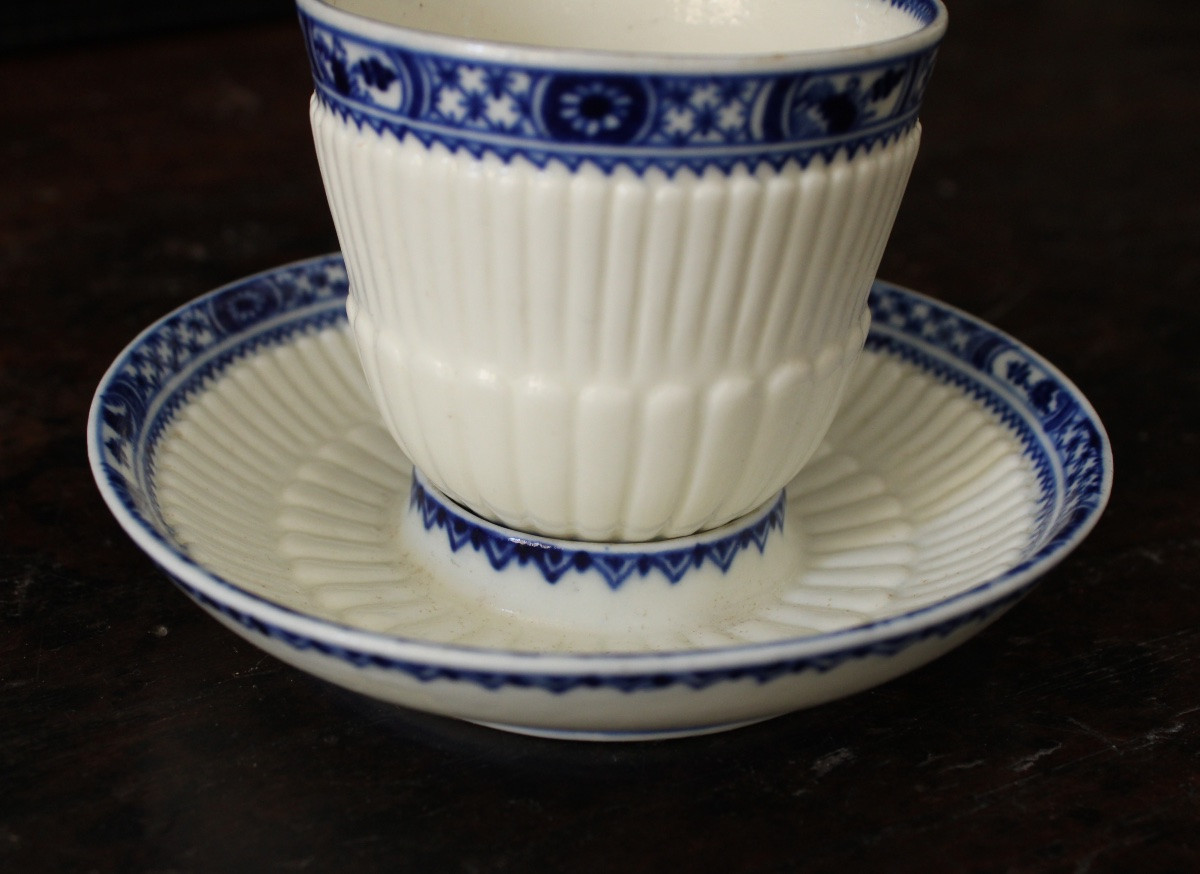 Tasse-trembleuse et sa soucoupe, porcelaine tendre de Saint-Cloud, vers 1710-1720.-photo-3