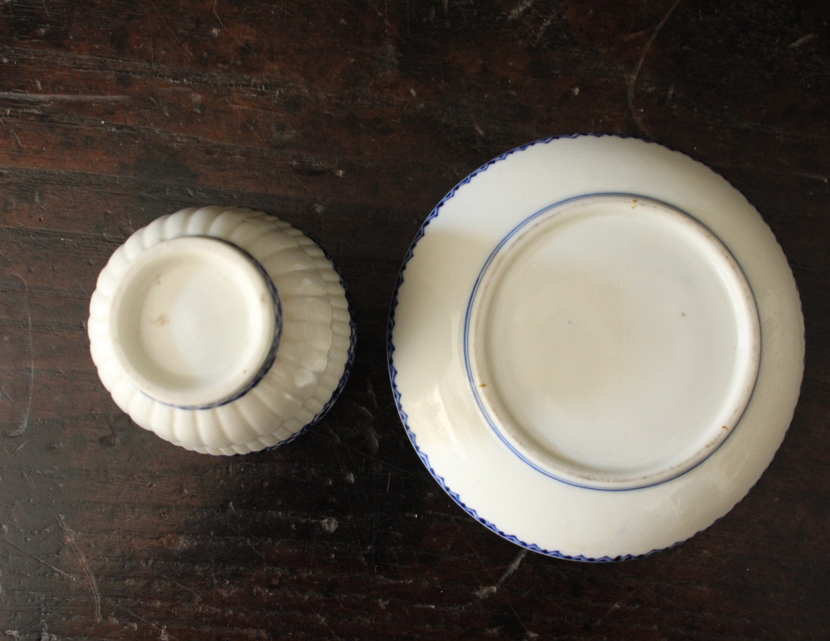 Tasse-trembleuse et sa soucoupe, porcelaine tendre de Saint-Cloud, vers 1710-1720.-photo-4